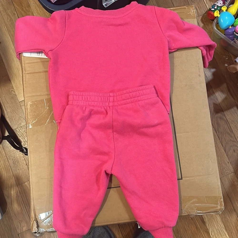 Too small - Picture 2 of 4